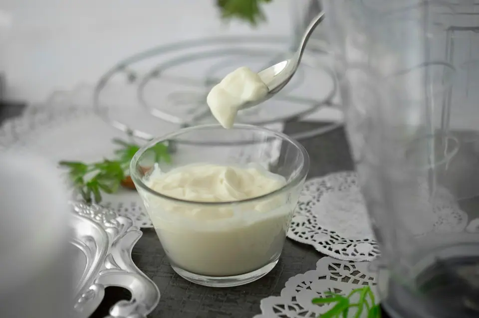 Sữa chua lọc ít ngọt · hộp 100g