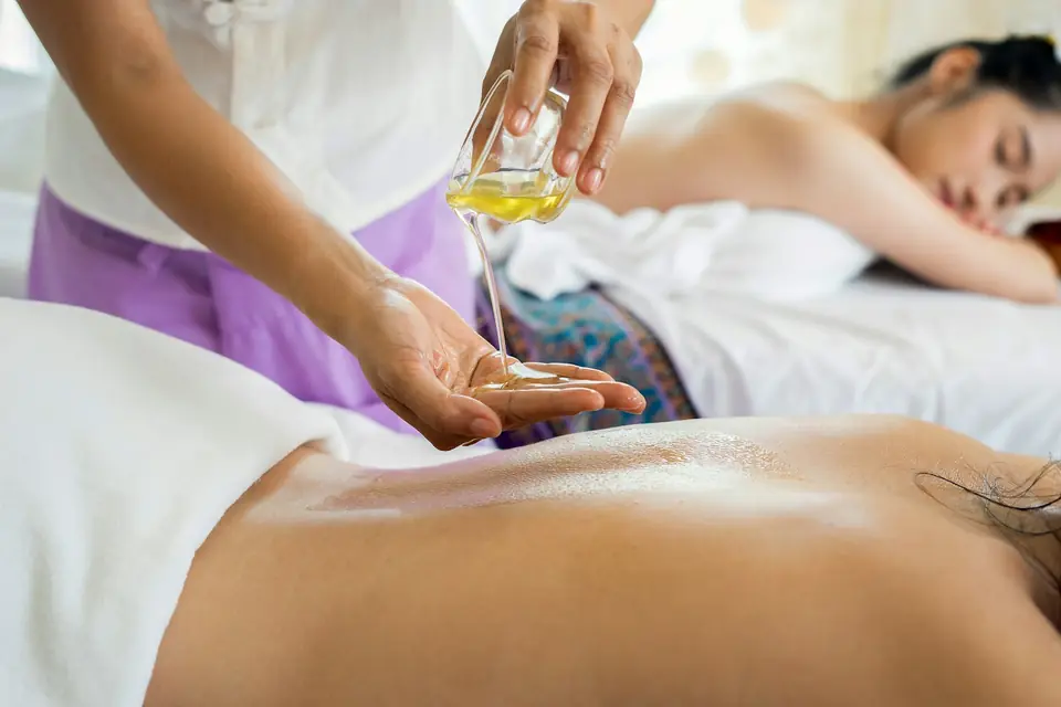 Massage body tinh dầu