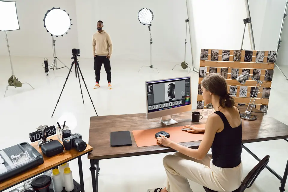 Không gian studio và bàn dựng ảnh