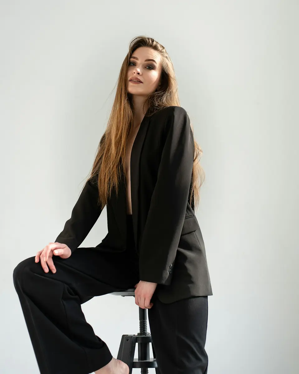Người mẫu mặc vest đen