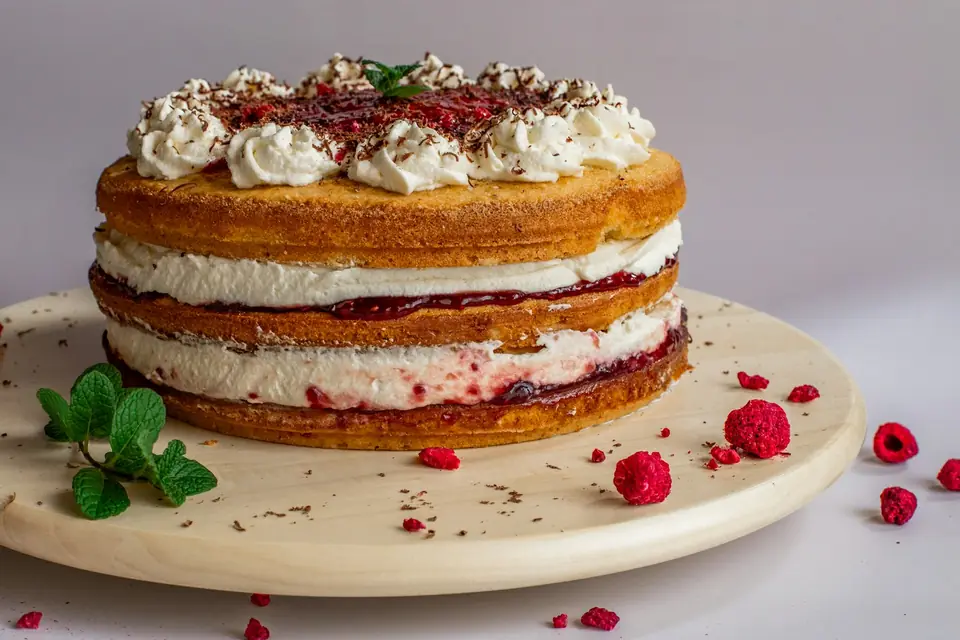 Bánh kem dâu tầng